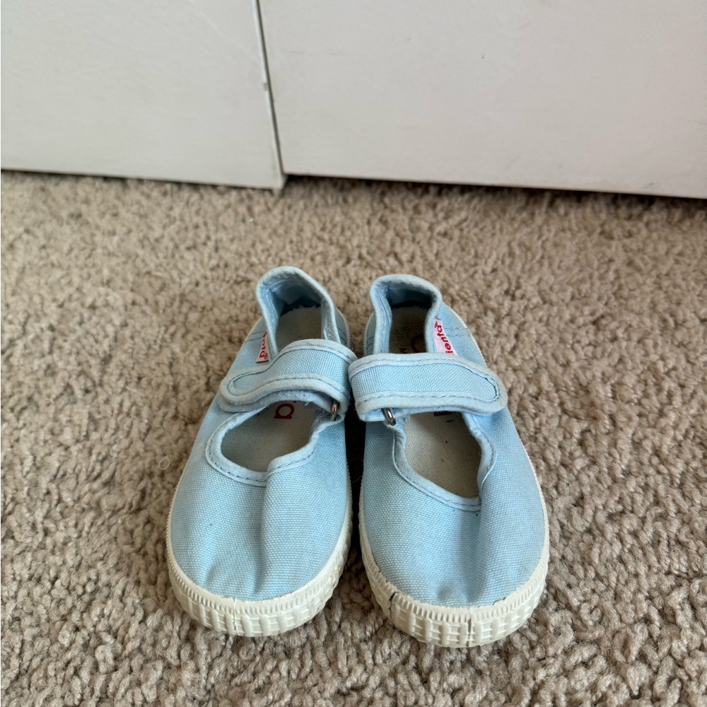 Cienta blue strap shoes